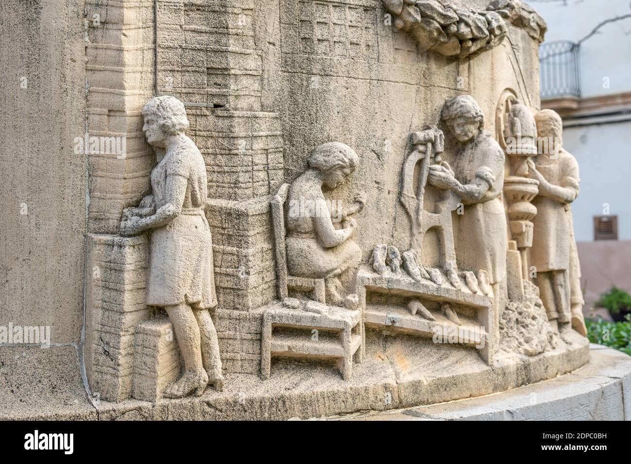 Llucmajor, Spanien; dezember 17 2020: Nahaufnahme der Skulptur als Hommage an die Schustergilde, in Stein auf einem öffentlichen Platz in der Stadt LLU Stockfoto