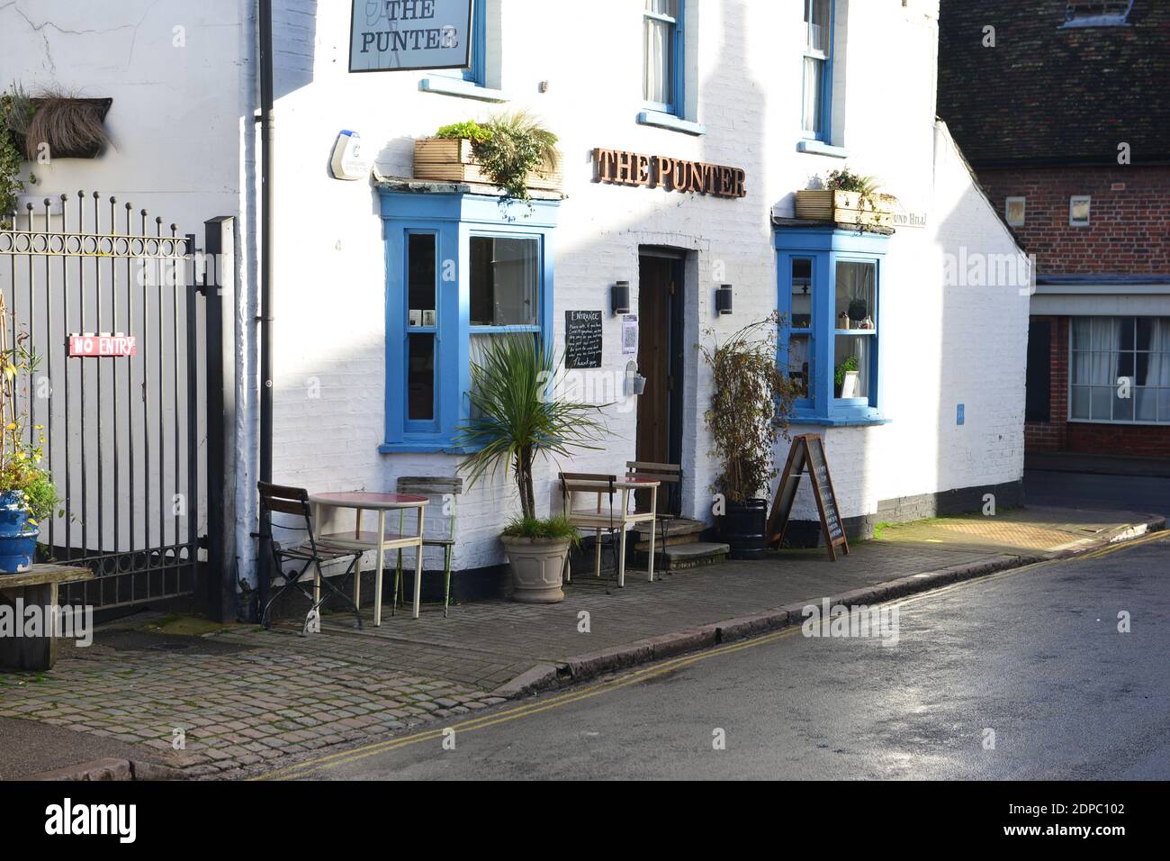 Cambridge, Großbritannien, 19-12-2020. Öffentliches Haus am letzten Wochenende vor Weihnachten geöffnet, Tische und Stühle außerhalb für soziale Distanzierungszwecke platziert Stockfoto