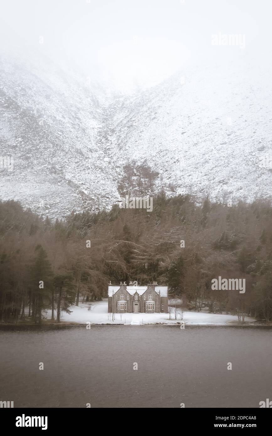 Glas Allt Shiel Bothy am Ufer des Loch Muick im Cairngorms National Park, Schottland Stockfoto