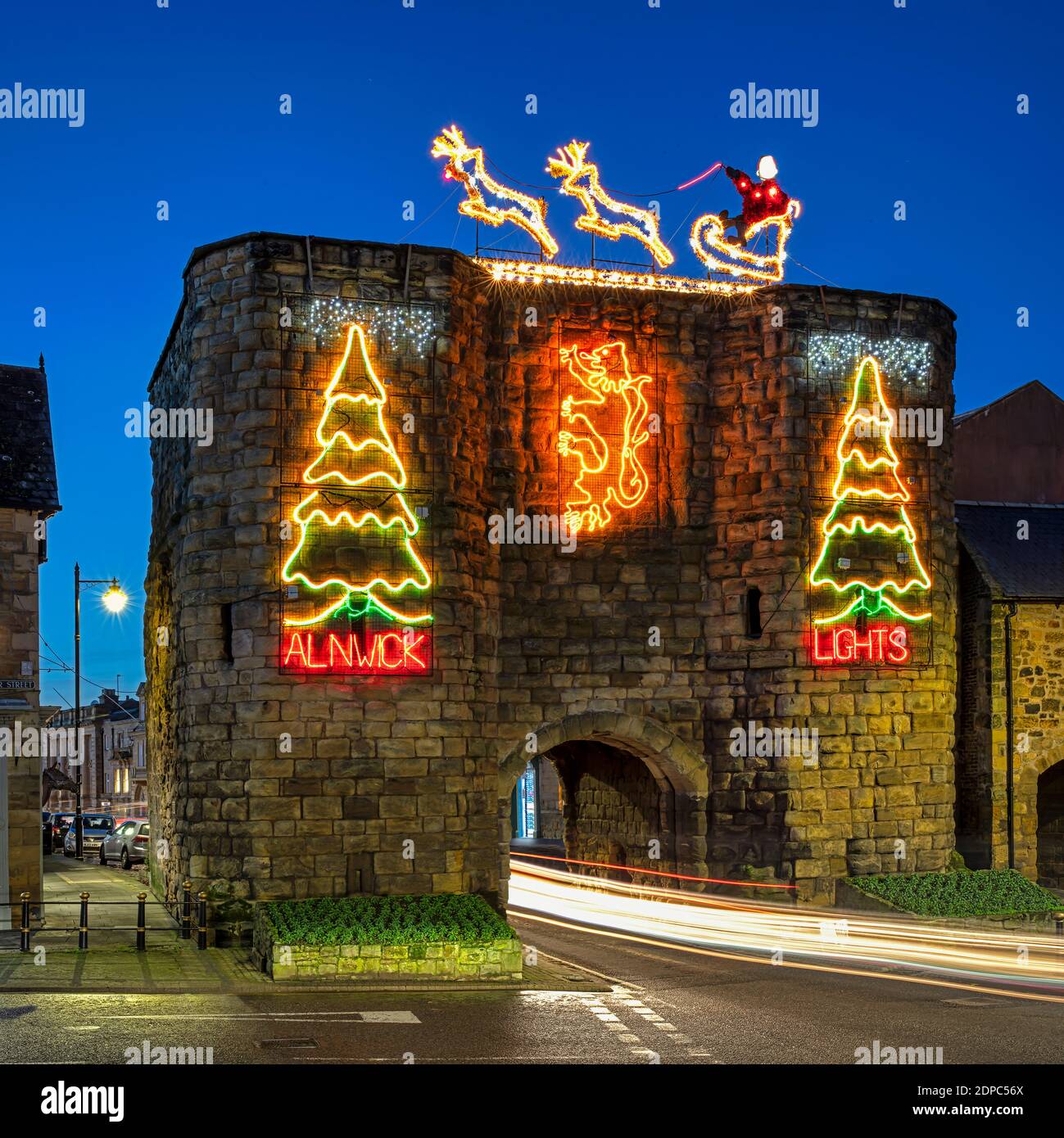 Bondgate Tower in der Abenddämmerung beleuchtet an Weihnachten, Alnwick, Northumberland, England, Großbritannien Stockfoto