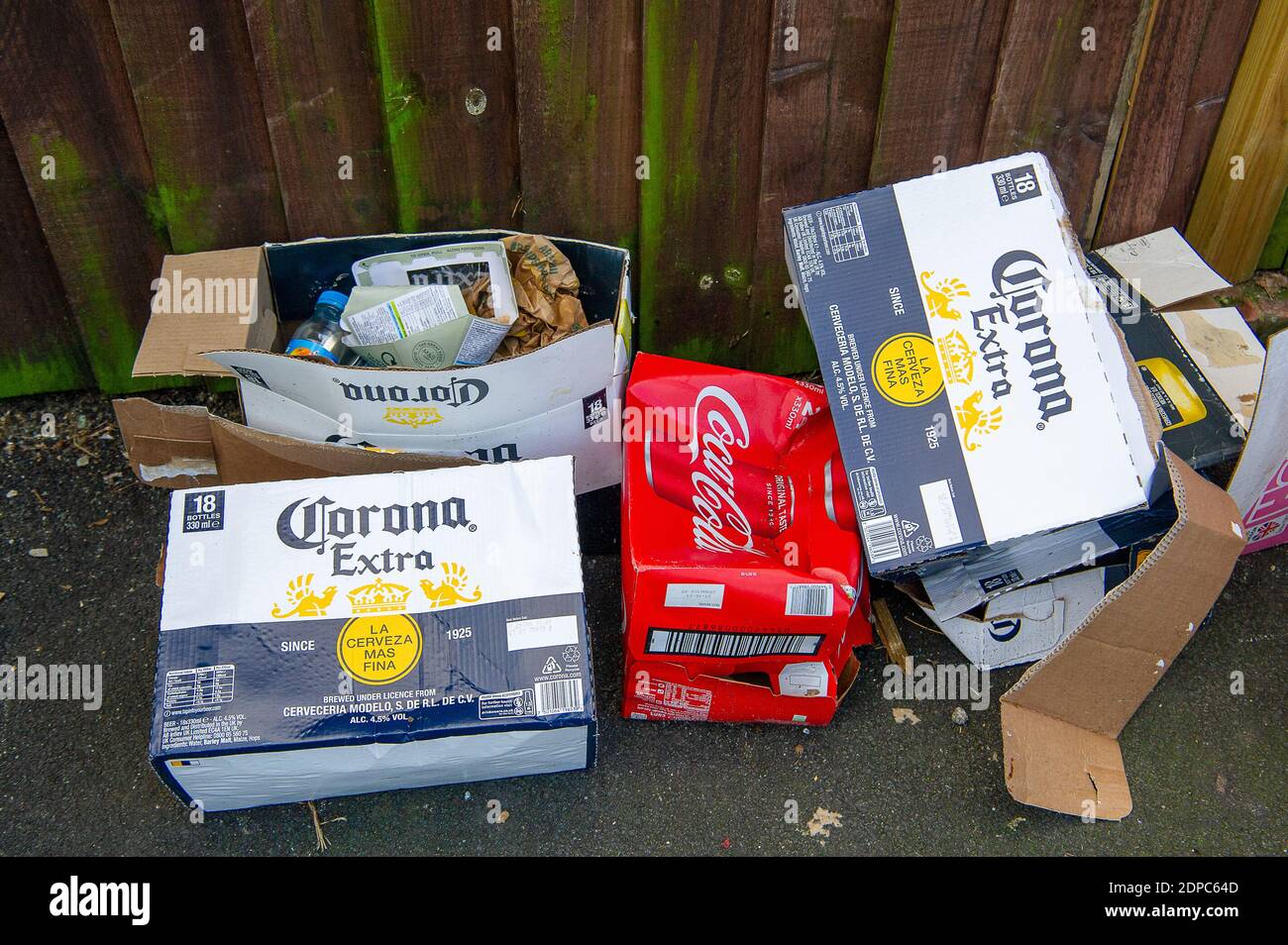 Slough, Berkshire, Großbritannien. Dezember 2020. Leere Corona Bierflaschen-Boxen auf einer Straße in Slough geworfen. Nach dem Ende der Sperre in England letzte Woche wurde Slough in Covid-19 Tier 3 platziert, was die höchstmöglichen Beschränkungen bedeutet, die Haushalte daran hindert, drinnen sowie in Pubs und Restaurants zu mischen. Slough hat die 14. Höchste Covid-19-Infektionsrate in England. Quelle: Maureen McLean/Alamy Stockfoto