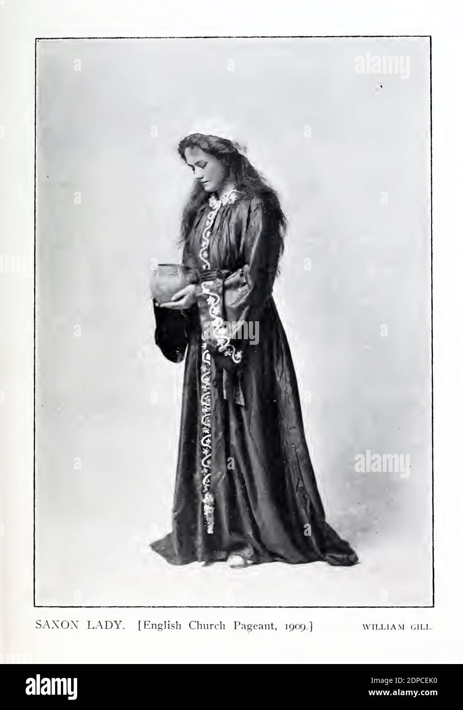 Vintage-Fotografie mit dem Titel Saxon Lady des englischen Fotografen William Gill aus dem Jahr 1910. Stockfoto