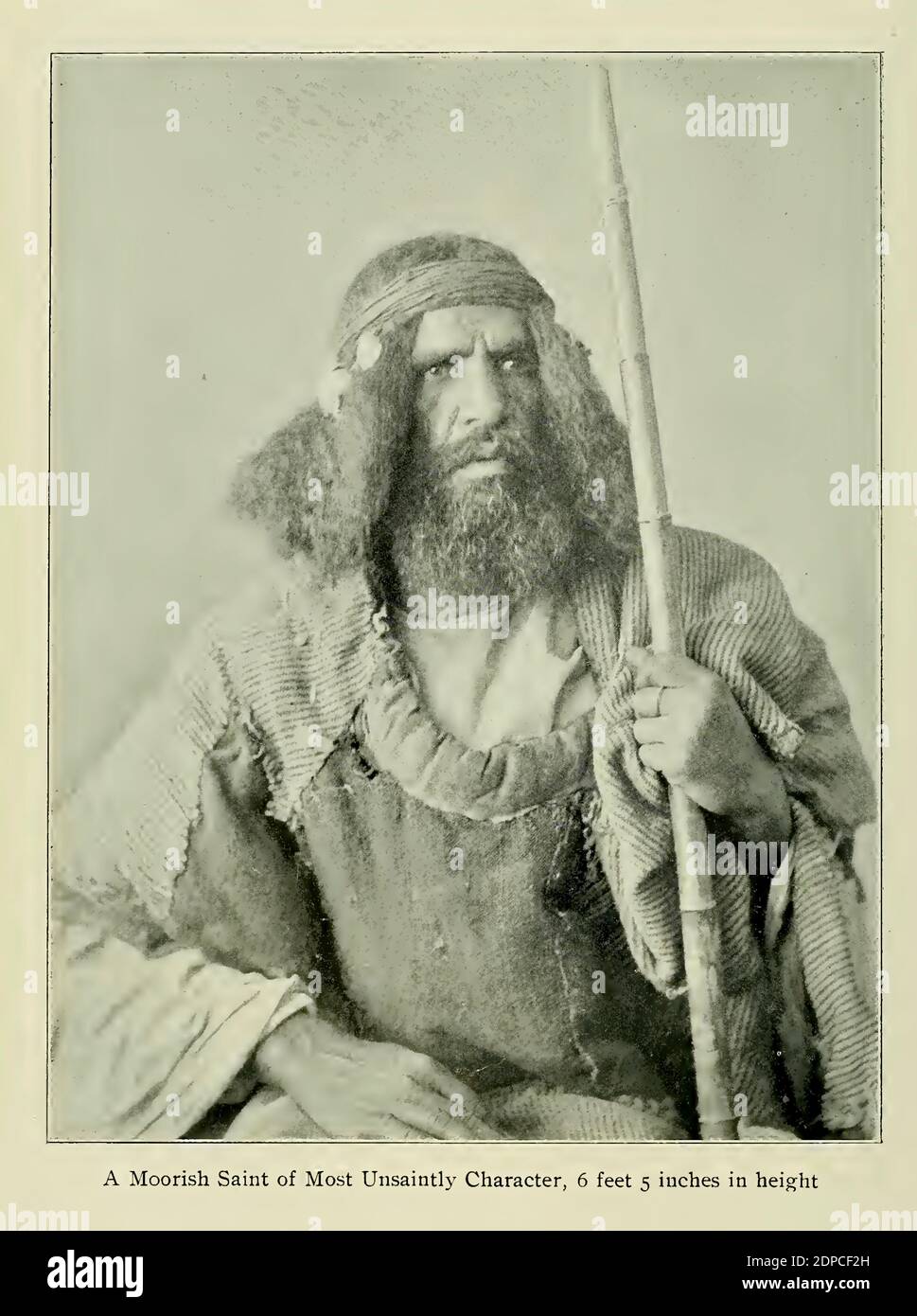 Vintage-Foto mit der Überschrift EIN maurischer Heiliger der meisten UN-saintly Charakter Er steht 6 Fuß 5 Zoll in der Höhe. Stockfoto