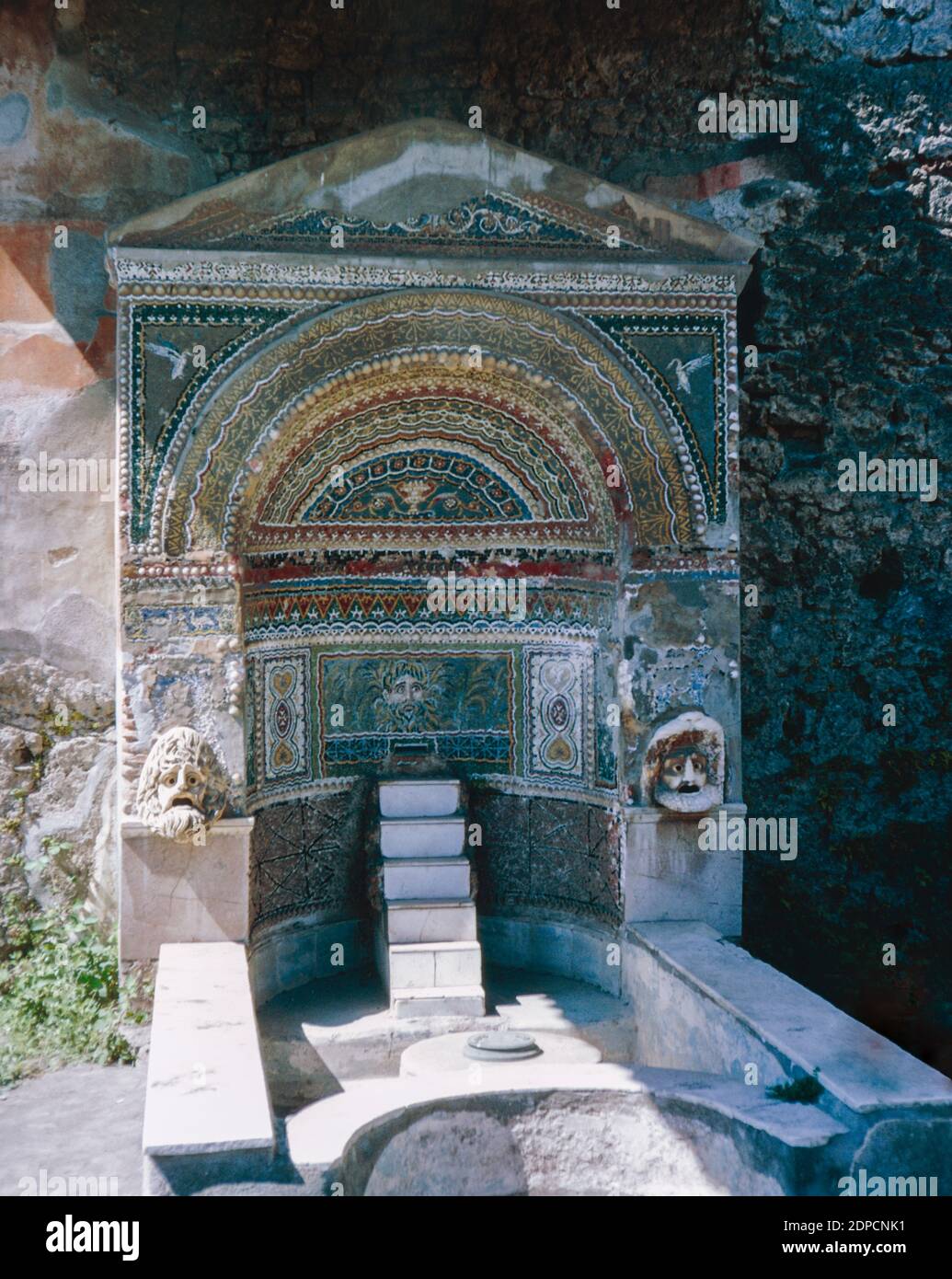 Archiv Scan der Ruinen von Pompeji comune zerstört durch den Ausbruch des Vesuv in AD 79. Hausaltar des Großen Brunnens. Mai 1968. Stockfoto
