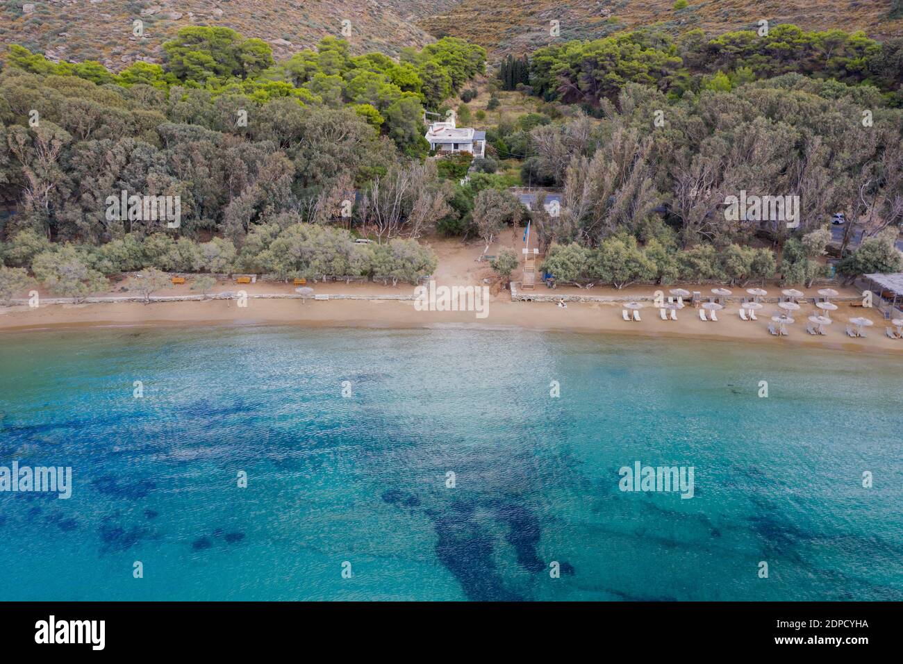 Kea Tzia Insel, Kykladen, Griechenland. Gialiskari Bucht und Strand Luftdrohne Ansicht. Segelboote verankert, ruhige Meerwasser Hintergrund Stockfoto