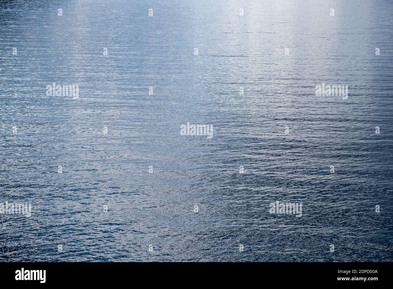 Meereswasseroberfläche Hintergrund. Ruhiges blaues Wasser, das mit Reflexen kräuselte. Mittelmeer, Sommerurlaub Konzept Stockfoto