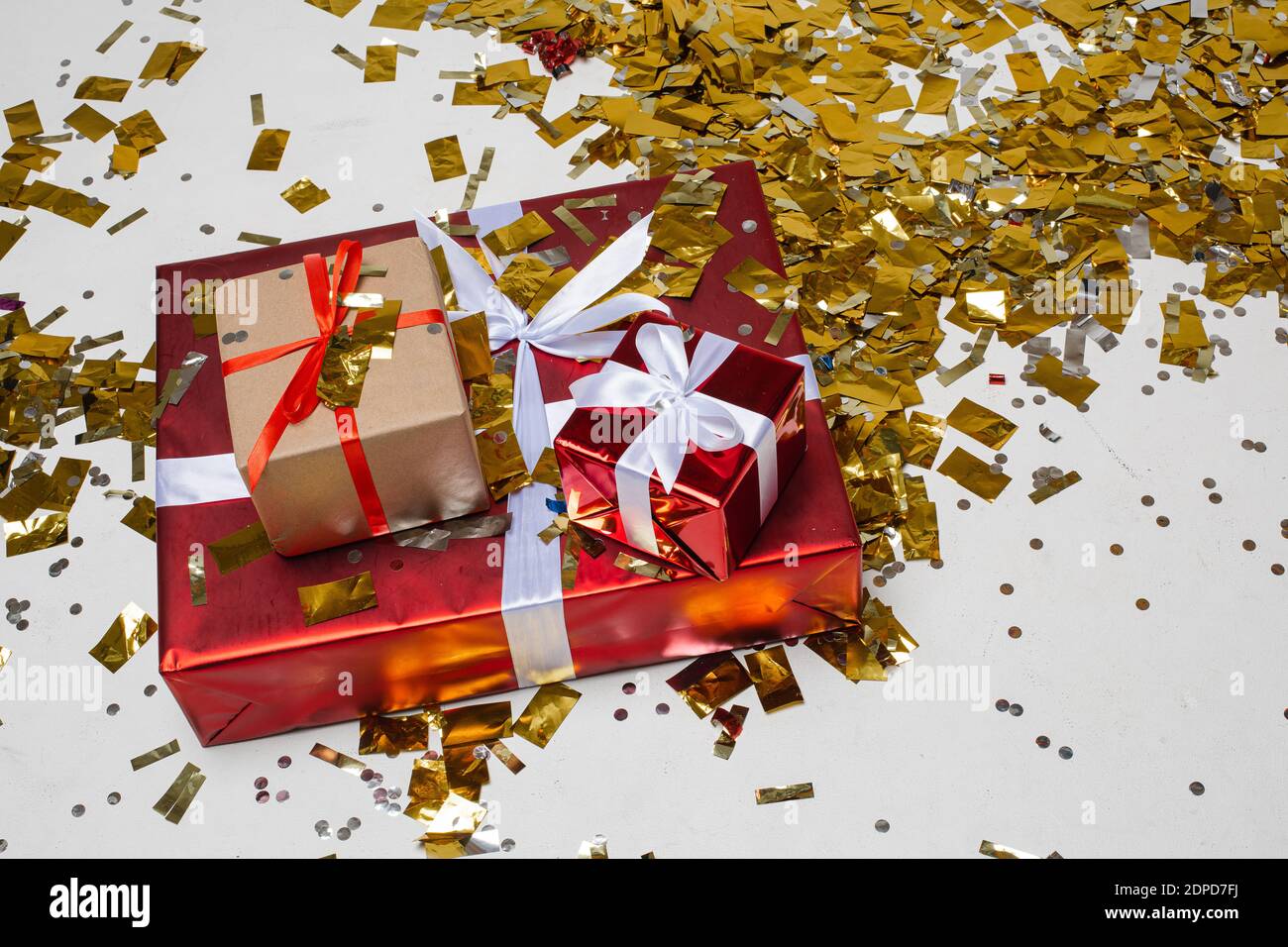 Weihnachtsgruß Geschenkschachteln. Weihnachten Urlaub Hintergrund, festliche Geschenke mit Gold hellen Glitter Konfetti Stockfoto