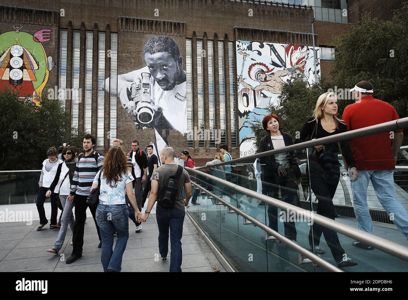 GROSSBRITANNIEN / London/ Street Art /Tate Modern hat sechs renommierte internationale Street Artists in Auftrag gegeben (Sixeart, OS Gemeos, Faile, Nunca und Blu) Stockfoto