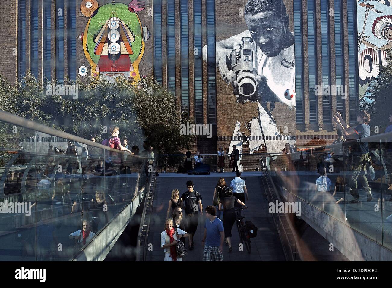 GROSSBRITANNIEN / London/ Street Art /Tate Modern hat sechs renommierte internationale Street Artists in Auftrag gegeben (Sixeart, OS Gemeos, Faile, Nunca und Blu) Stockfoto