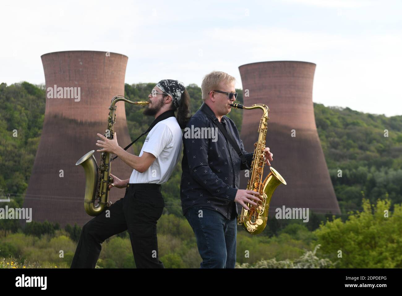 Saxophonisten spielen es cool vor der Ironbridge Power Station Kühltürme Großbritannien 2019 EINES VON EINER REIHE VON BILDERN VON DAVE BAGNALL PHOTOGRAPHY Stockfoto