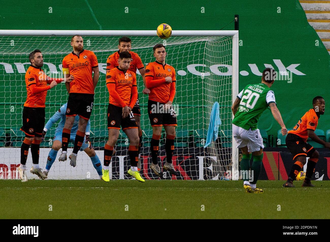 Scottish Premiership - Hibernian / Dundee Utd Easter Road Stadium, Edinburgh, Midlothian, Großbritannien. November 2020. Hibs spielen Gastgeber von Dundee Utd in der Scottish Premier League an der Easter Road in Edinburgh. Bild zeigt: HibsÕ Schwedischer Mittelfeldspieler Melker Hallberg feuert knapp vor der Box knapp über die Bar. Kredit: Ian Jacobs/Alamy Live Nachrichten Stockfoto