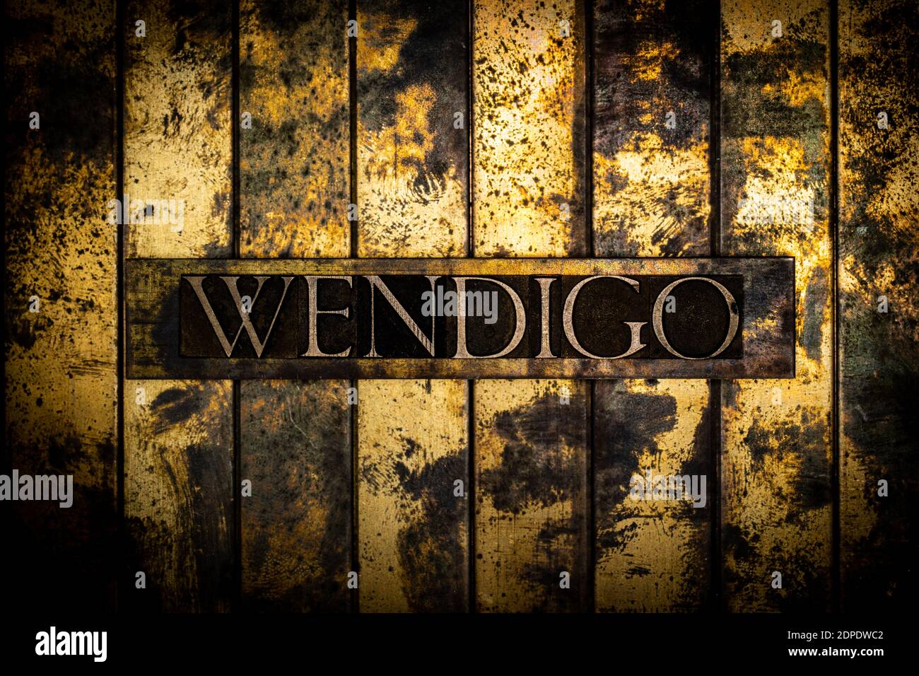 Wendigo Text auf grunge texturierten Kupfer und Gold Hintergrund Stockfoto