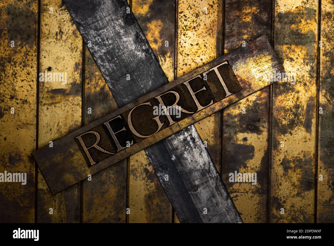 Bedauern Text auf Grunge texturierten Kupfer und Gold Hintergrund Stockfoto