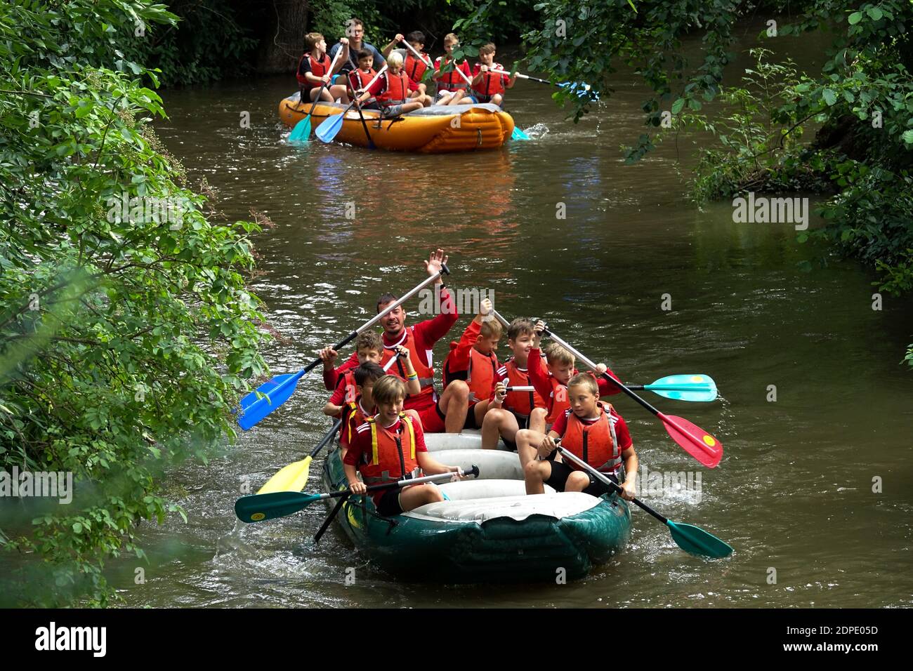 Eine Gruppe von Kindern in Schwimmwesten geht nach Mlýnský potok, Fluss-Rafting, Olomouc Stadtzentrum Tschechische Republik Stockfoto