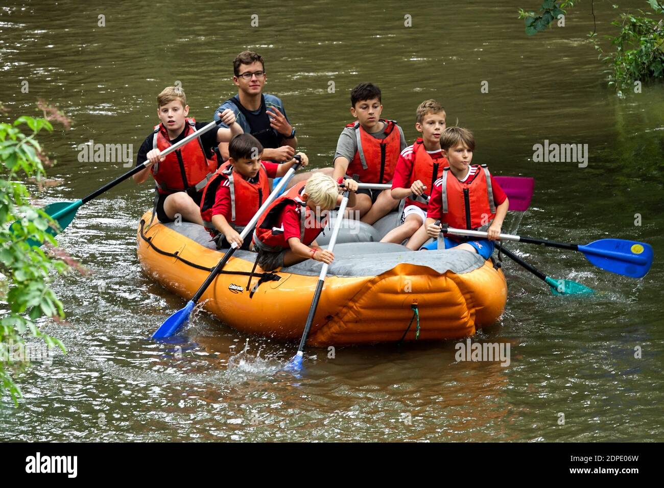 Eine Gruppe von Kindern in Schwimmwesten geht nach Mlýnský potok, Fluss-Rafting, Olomouc Stadtzentrum Tschechische Republik Stockfoto