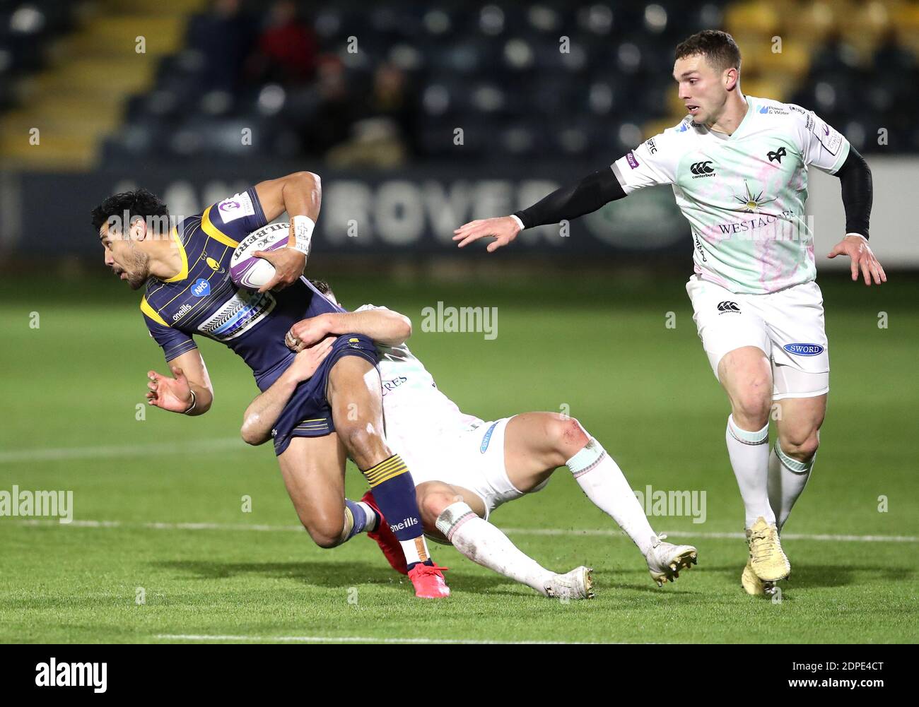 Melani Nanai von Worcester Warriors (links) wird von Ospreys' Owen Watkin während des Heineken Challenge Cup-Spiels im Sixways Stadium in Worcester angegangen. Stockfoto