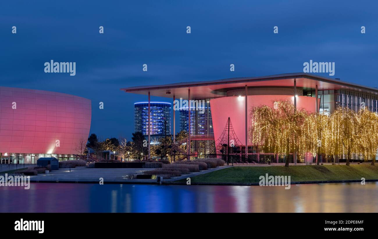 Die Volkswagen Autostadt und das Autowerk sind markante Wahrzeichen von Wolfsburg. Beide sind wunderschön beleuchtet für die Weihnachtszeit. Stockfoto