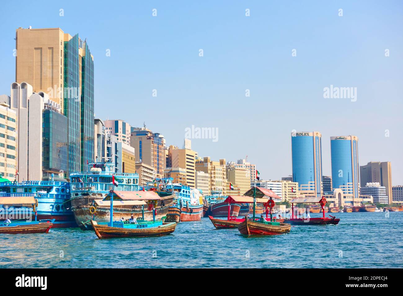 Dubai, VAE - 31. Januar 2020: Der Dubai Creek mit Abra- und Dhow-Booten im Deira-Viertel in Dubai, Vereinigte Arabische Emirate Stockfoto