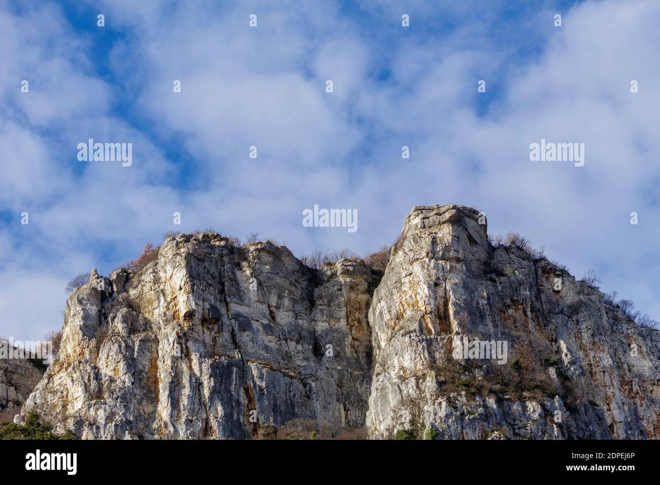 Mount Moscal von unten gesehen. Der Berg beherbergt eine ehemalige NATO-Basis in einem geheimen Bunker des alliierten Landstreitkommandos Südeuropas. Stockfoto