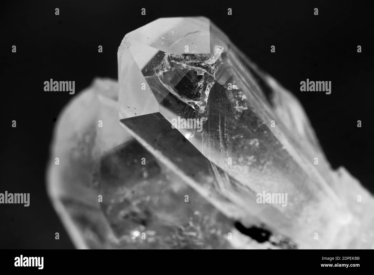 Detail eines 3x3 cm Hyalinquarzes. Hyalinquarz, auch Bergkristall genannt, ist eine völlig farblose Quarzsorte. Stockfoto