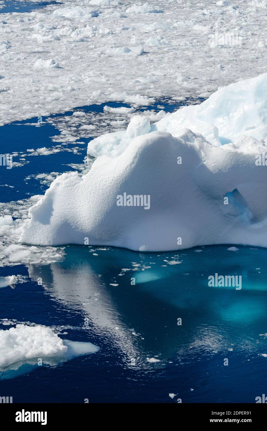 Der Grund eines Eisbergs kann durch den gesehen werden Transparentes glaziales tiefblaues Wasser des Südlichen Ozeans Stockfoto