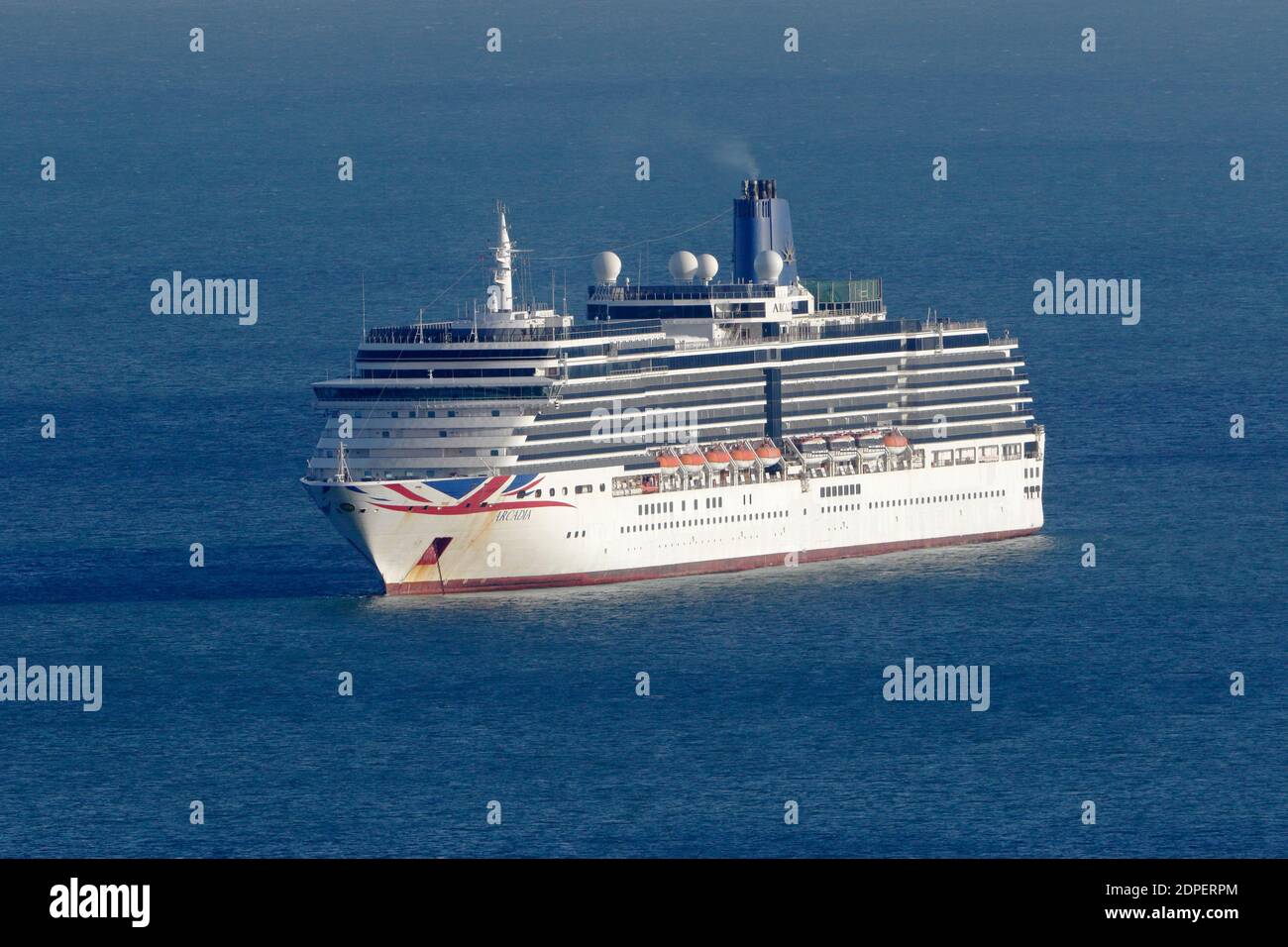 Die Arcadia Kreuzfahrtschiff in Babbacombe Bay während der festgemacht Corona-Virus-Krise 2020 Stockfoto