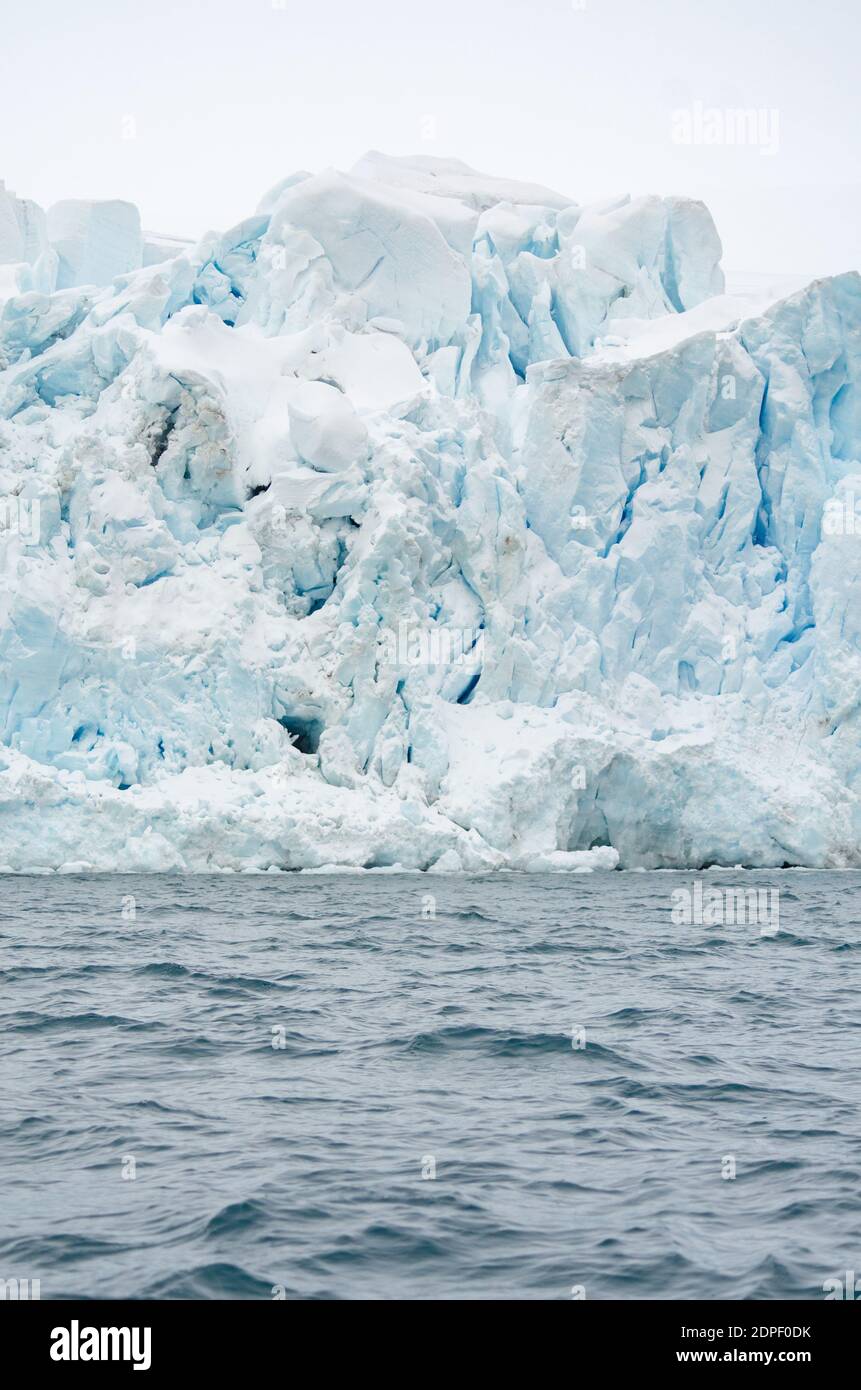 Glaziale tiefblaue Wasser der Antarktis kann auf gesehen werden Der