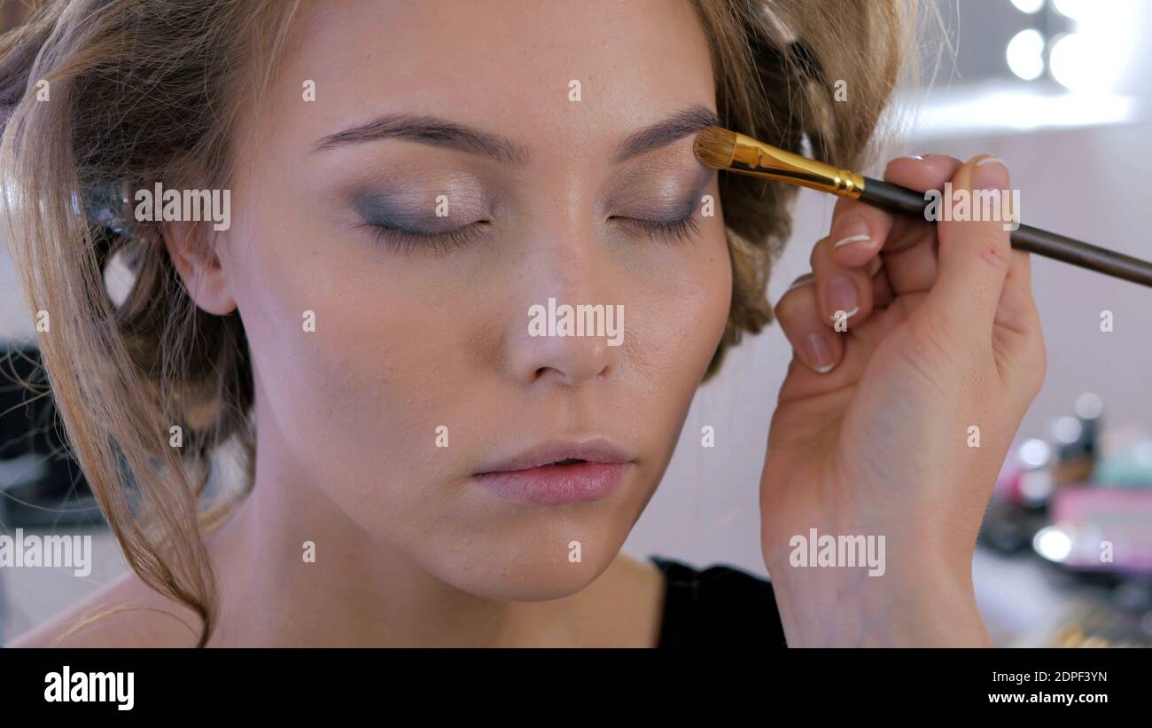 Die professionellen Make-up Artist Lidschatten auftragen Stockfoto
