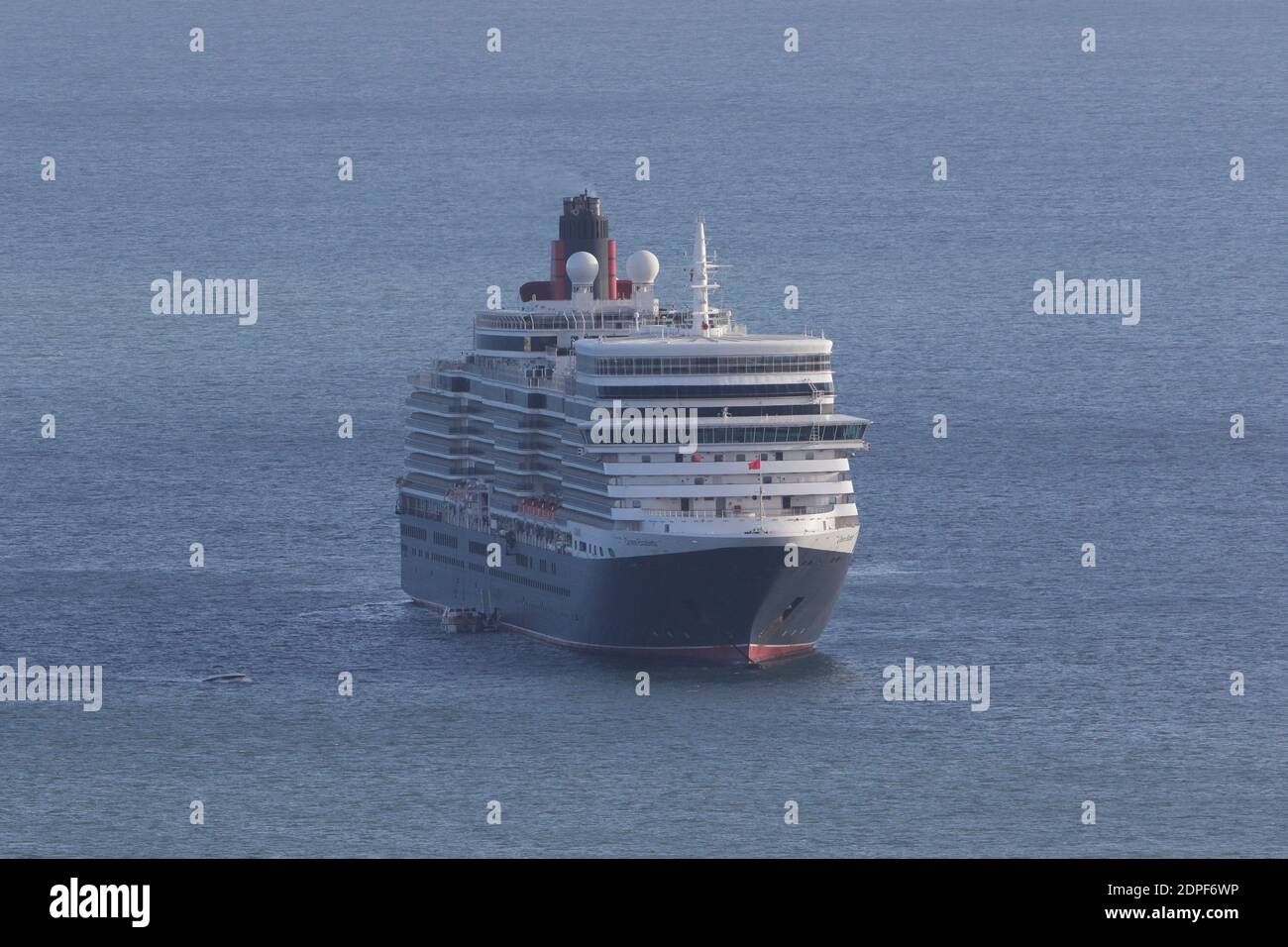 Queen Elizabeth Kreuzfahrtschiff in Babbacombe Bay während der festgemacht Corona-Virus-Krise Stockfoto