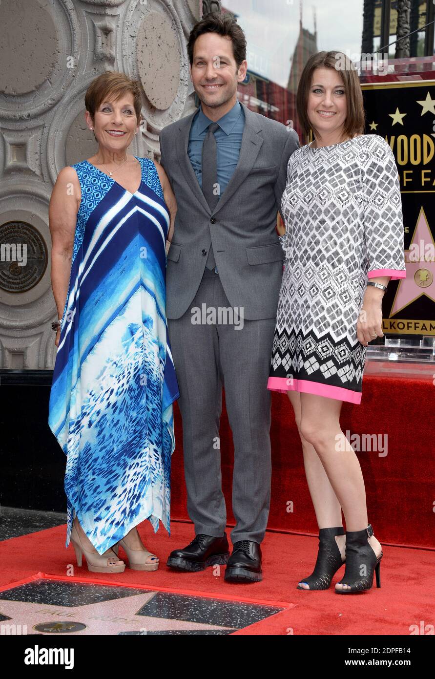 Paul Rudd mit seiner Mutter Gloria Rudd und Schwester Julie wird am 1. Juli 2015 auf dem Hollywood Walk of Fame vor dem El Capitan Theatre in Los Angeles, CA, USA, mit dem 23554. Star geehrt. Foto von Lionel Hahn/ABACAPRESS.COM Stockfoto