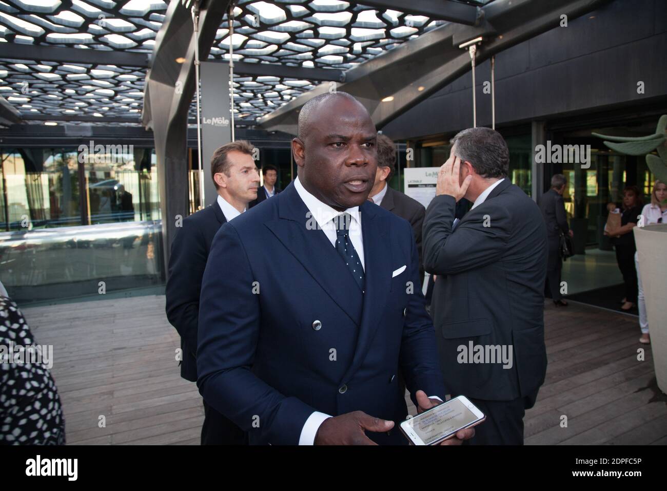 Der ehemalige Fußballspieler Basile Boli kommt zu einem Galadinner, das der französische Minister für auswärtige Angelegenheiten und internationale Entwicklung Laurent Fabius zu Ehren des chinesischen Premierministers Li Keqiang und seiner Frau Cheng Hong im Museum der europäischen und mediterranen Zivilisationen MuCEM in Marseille veranstaltet. Südfrankreich am 1. Juli 2015. Der chinesische Premierminister ist auf einem dreitägigen offiziellen Besuch in Frankreich. Foto von Franck Bessiere/ABACAPRESS.COM Stockfoto