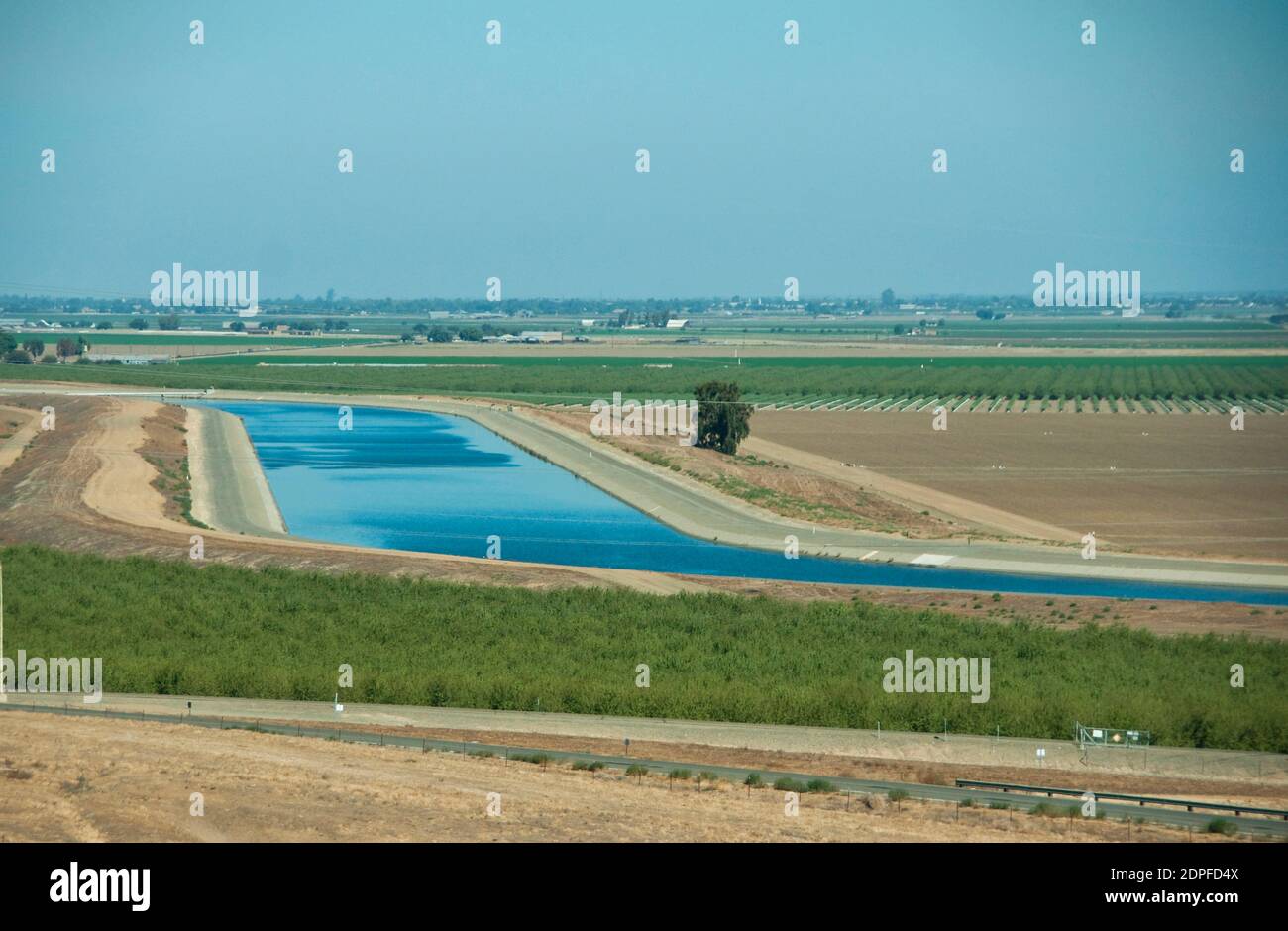 Wasserumleitung zur Bewässerung landwirtschaftlicher Nutzpflanzen im kalifornischen Central Valley. Stockfoto
