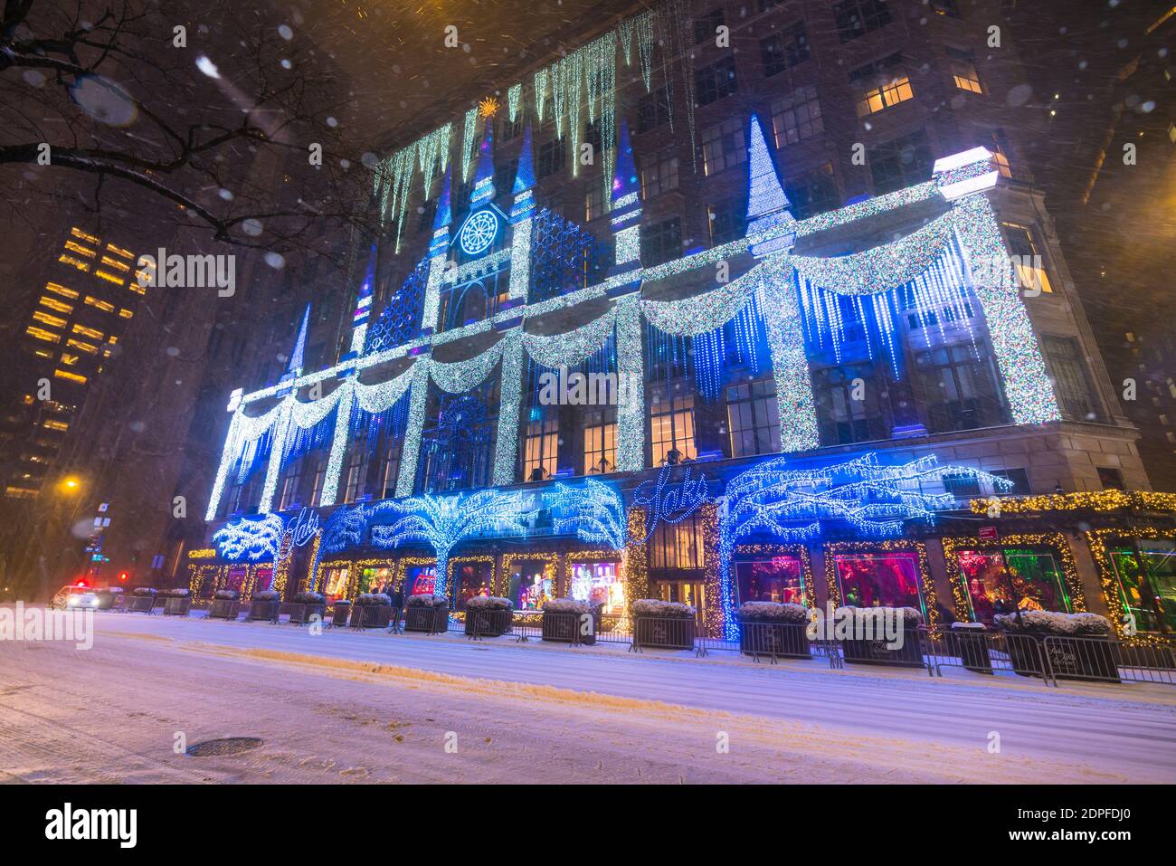 Saks 5th Avenue's Christmas Lights Show während des Schneesturms inmitten von COVID-19 NEW YORK CITY Stockfoto