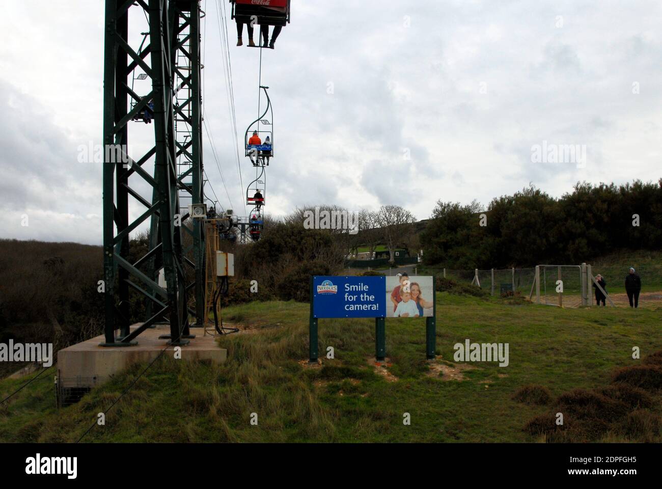 Alum Bay, Isle of Wight, nähert sich dem Ende der Sessellift-Fahrt mit einem Schild, das die Passagiere dazu auffordert, "für die Kamera zu schonen", mit einem Verkauf im Hinterkopf Stockfoto