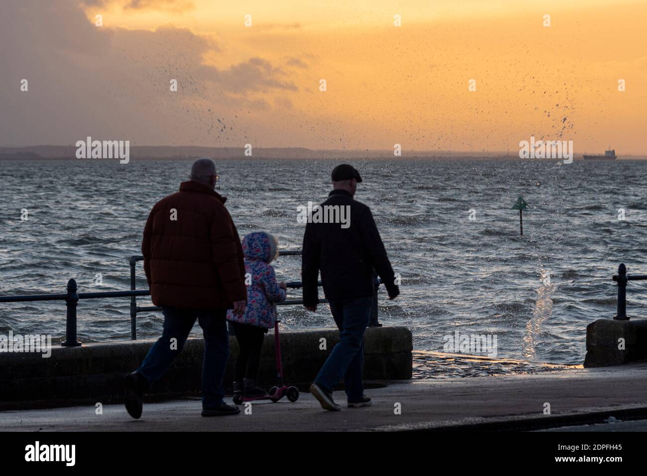 Menschen, die am Meer in Southend on Sea, Essex, Großbritannien, am letzten Tag von Tier 3 spazieren gehen, bevor sie zum COVID 19 Coronavirus Tier 4 gehen. Familiengenerationen Stockfoto