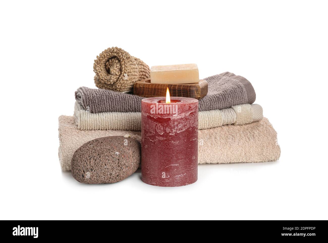 Duftkerze mit Badezubehör auf weißem Hintergrund Stockfoto