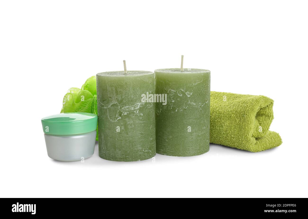 Duftkerzen mit Badezubehör auf weißem Hintergrund Stockfoto