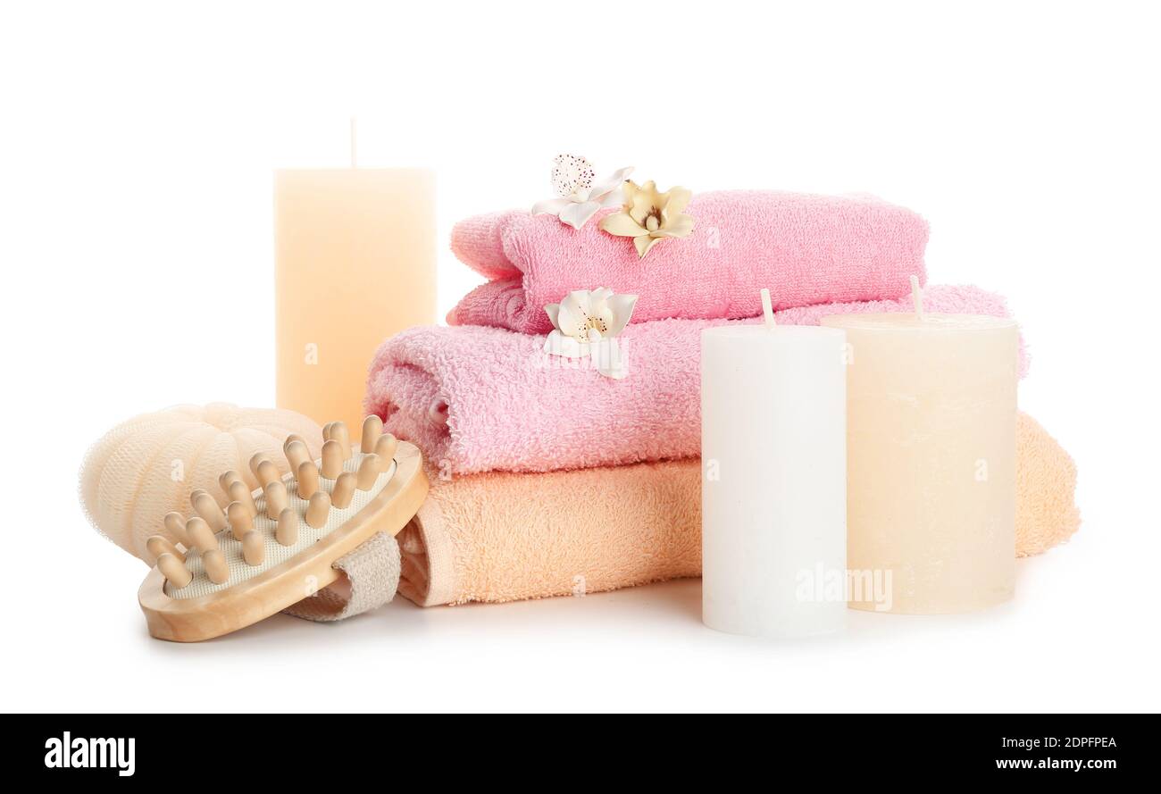 Spa Komposition mit Duftkerzen auf weißem Hintergrund Stockfoto