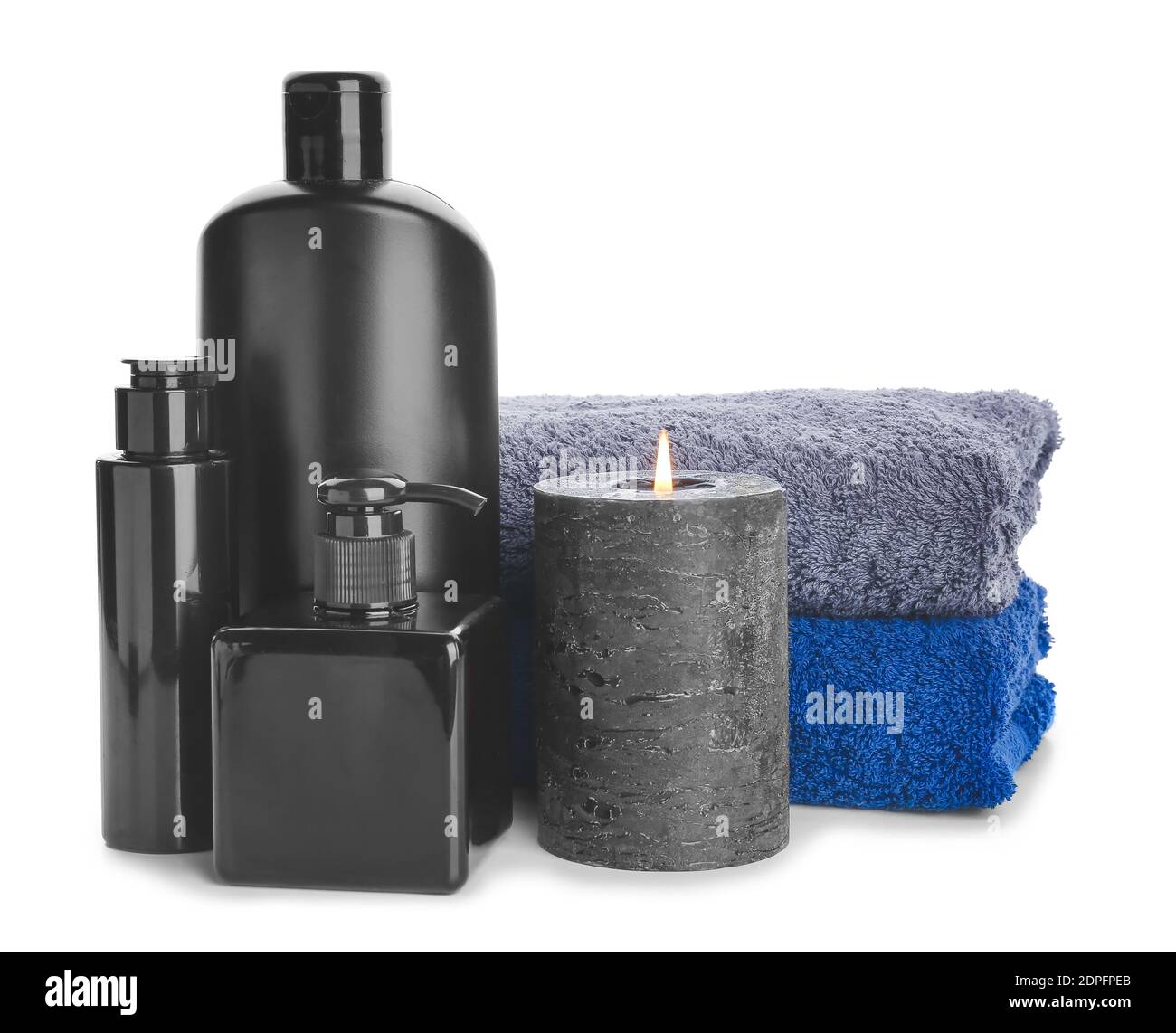Duftkerze mit Badezubehör auf weißem Hintergrund Stockfoto