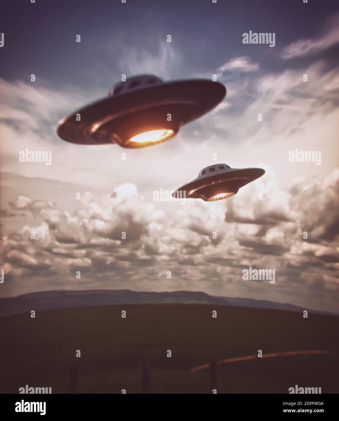 Zwei UFOs fliegen über das ländliche Gebiet. Nicht identifizierte fliegende Objekte fliegen über den Himmel. 3D-Illustration. Stockfoto