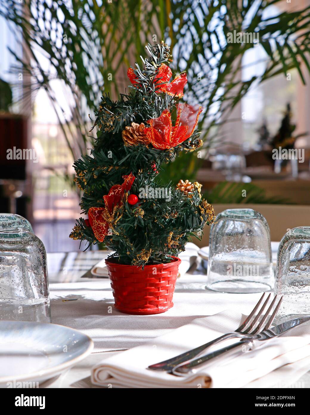 Esstisch mit komplettem Besteck und Christbaumschmuck Stockfoto