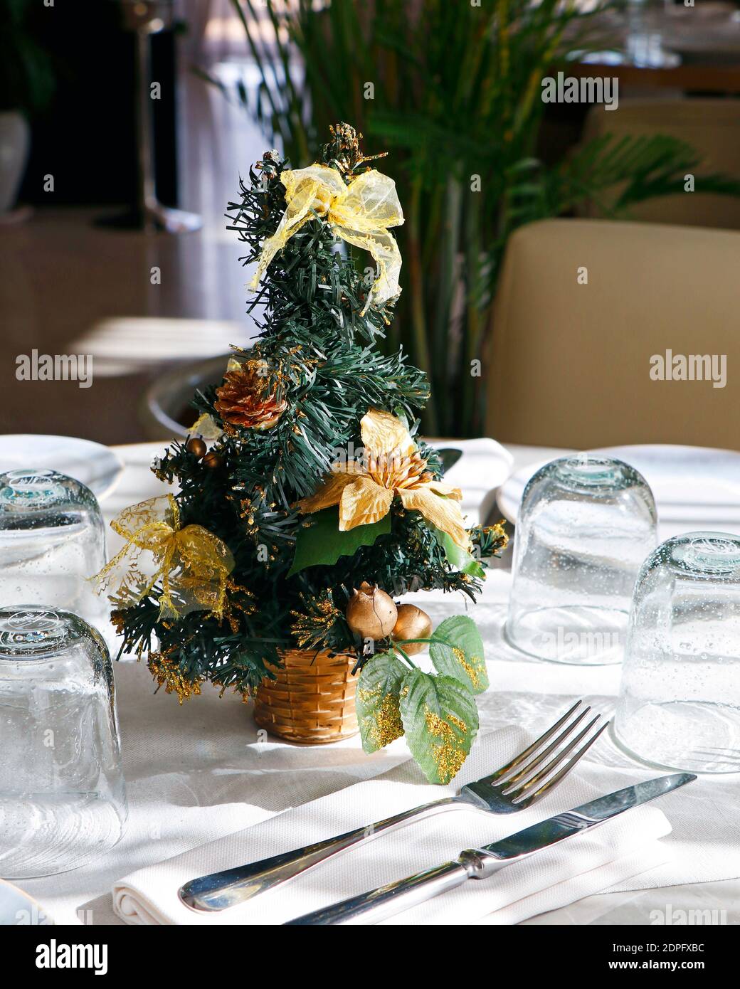 Esstisch mit vollem Set aus Silvware und Weihnachtsbaumschmuck Stockfoto