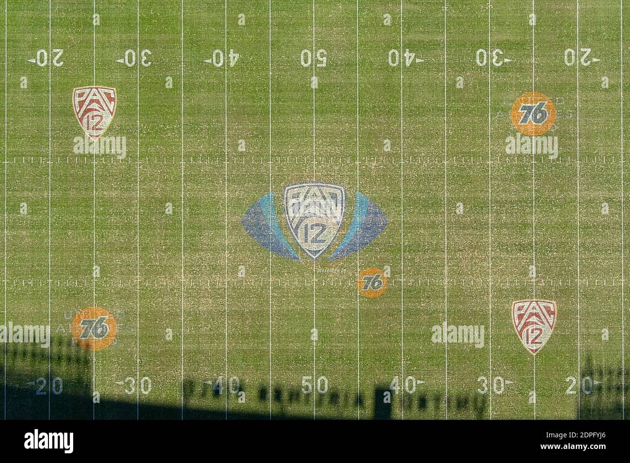 Eine allgemeine Ansicht des Pac-12 Conference Championship-Logos auf dem Fußballplatz im Los Angeles Memorial Coliseum Football Field, Samstag, 19. Dezember Stockfoto