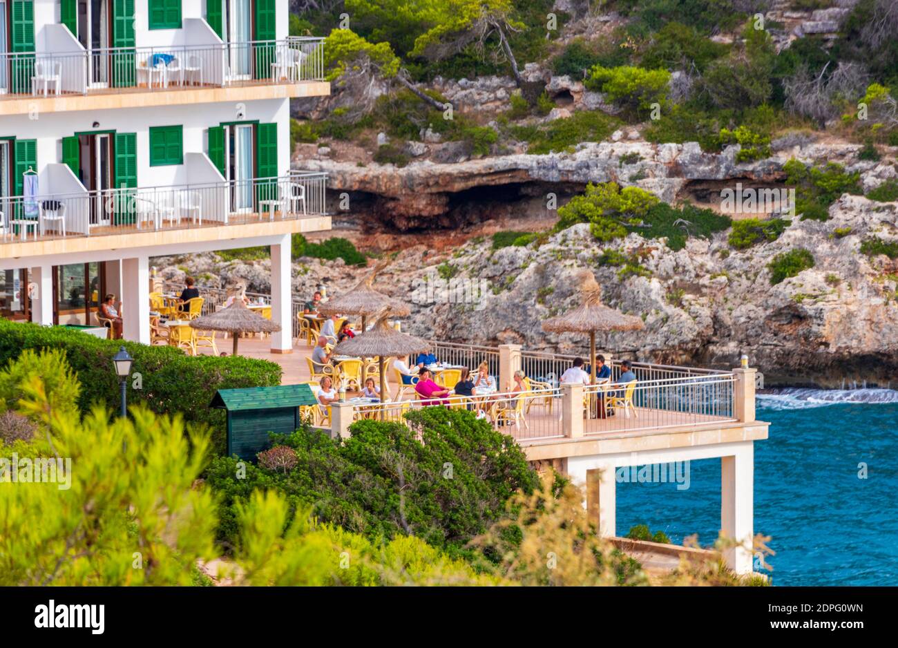 Toller Blick auf die Bucht und das Hotel in Cala Figuera Santanyí Mallorca Spanien. Stockfoto