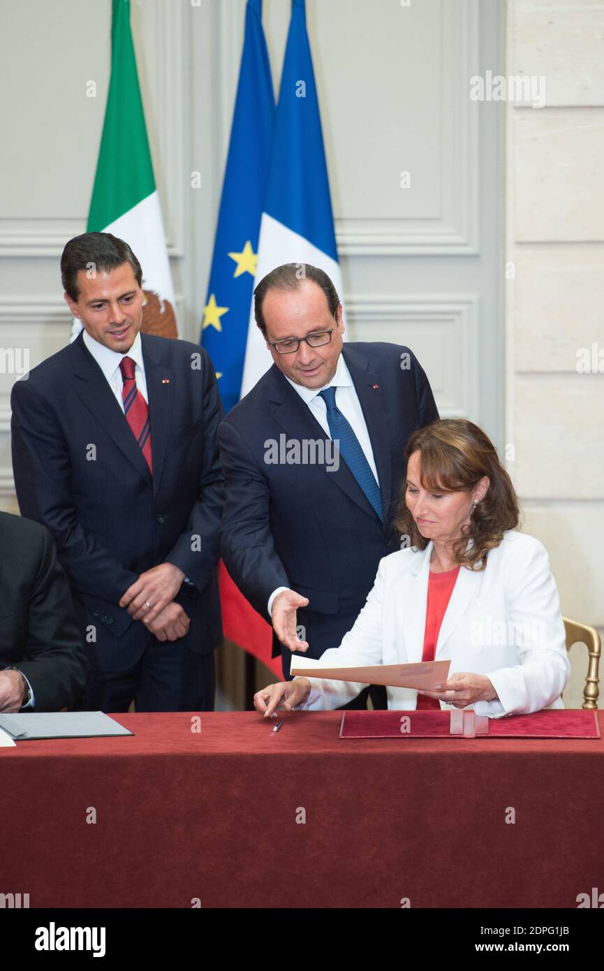 Der französische Präsident Francois Hollande (zurück, R) und sein mexikanischer Amtskollege Enrique Pena Nieto (zurück, L) als französischer Umweltminister, Nachhaltige Entwicklung und Energie Segolene Royal (R) und ihr mexikanischer Amtskollege Juan Jose Guerra Abud unterzeichnen am 16. Juli 2015 im Elysee Palace in Paris, Frankreich, eine gemeinsame Klimaerklärung. Während des viertägigen Staatsbesuchs von Präsident Pena Nieto in Frankreich wurden mehr als 60 Abkommen, Absichtserklärungen, gemeinsame Erklärungen und Absichtserklärungen zwischen Mexiko und Frankreich unterzeichnet. Foto von Laurent Chamussy/Pool/ABA Stockfoto