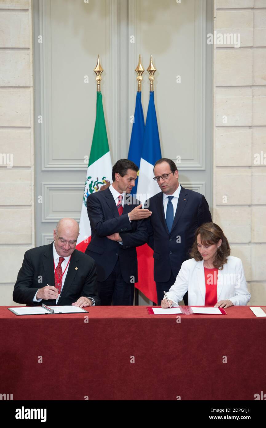 Der französische Präsident Francois Hollande (zurück, R) und sein mexikanischer Amtskollege Enrique Pena Nieto (zurück, L) als französischer Umweltminister, Nachhaltige Entwicklung und Energie Segolene Royal (R) und ihr mexikanischer Amtskollege Juan Jose Guerra Abud unterzeichnen am 16. Juli 2015 im Elysee Palace in Paris, Frankreich, eine gemeinsame Klimaerklärung. Während des viertägigen Staatsbesuchs von Präsident Pena Nieto in Frankreich wurden mehr als 60 Abkommen, Absichtserklärungen, gemeinsame Erklärungen und Absichtserklärungen zwischen Mexiko und Frankreich unterzeichnet. Foto von Laurent Chamussy/Pool/ABA Stockfoto