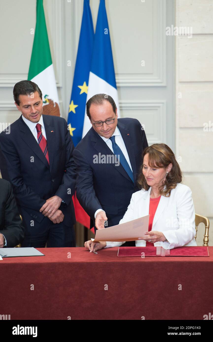 Der französische Präsident Francois Hollande (zurück, R) und sein mexikanischer Amtskollege Enrique Pena Nieto (zurück, L) als französischer Umweltminister, Nachhaltige Entwicklung und Energie Segolene Royal (R) und ihr mexikanischer Amtskollege Juan Jose Guerra Abud unterzeichnen am 16. Juli 2015 im Elysee Palace in Paris, Frankreich, eine gemeinsame Klimaerklärung. Während des viertägigen Staatsbesuchs von Präsident Pena Nieto in Frankreich wurden mehr als 60 Abkommen, Absichtserklärungen, gemeinsame Erklärungen und Absichtserklärungen zwischen Mexiko und Frankreich unterzeichnet. Foto von Laurent Chamussy/Pool/ABA Stockfoto