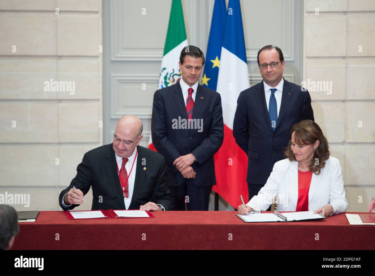 Der französische Präsident Francois Hollande (zurück, R) und sein mexikanischer Amtskollege Enrique Pena Nieto (zurück, L) als französischer Umweltminister, Nachhaltige Entwicklung und Energie Segolene Royal (R) und ihr mexikanischer Amtskollege Juan Jose Guerra Abud unterzeichnen am 16. Juli 2015 im Elysee Palace in Paris, Frankreich, eine gemeinsame Klimaerklärung. Während des viertägigen Staatsbesuchs von Präsident Pena Nieto in Frankreich wurden mehr als 60 Abkommen, Absichtserklärungen, gemeinsame Erklärungen und Absichtserklärungen zwischen Mexiko und Frankreich unterzeichnet. Foto von Laurent Chamussy/Pool/ABA Stockfoto