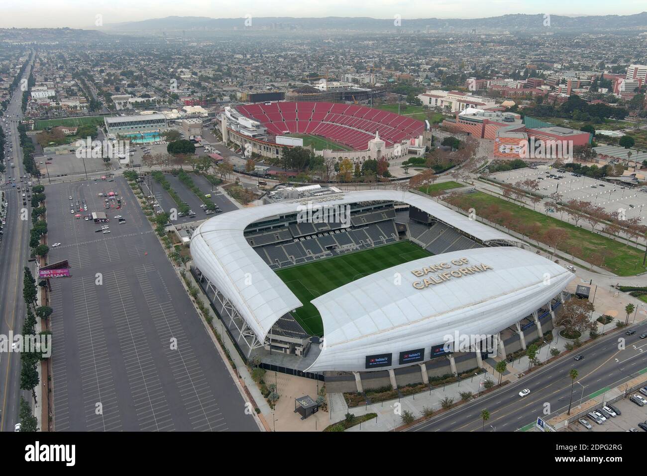 Eine allgemeine Ansicht des Banc of California Stadium und des Los Angeles Memorial Coliseum, Montag, 7. Dezember 2020, in Los Angeles. Stockfoto