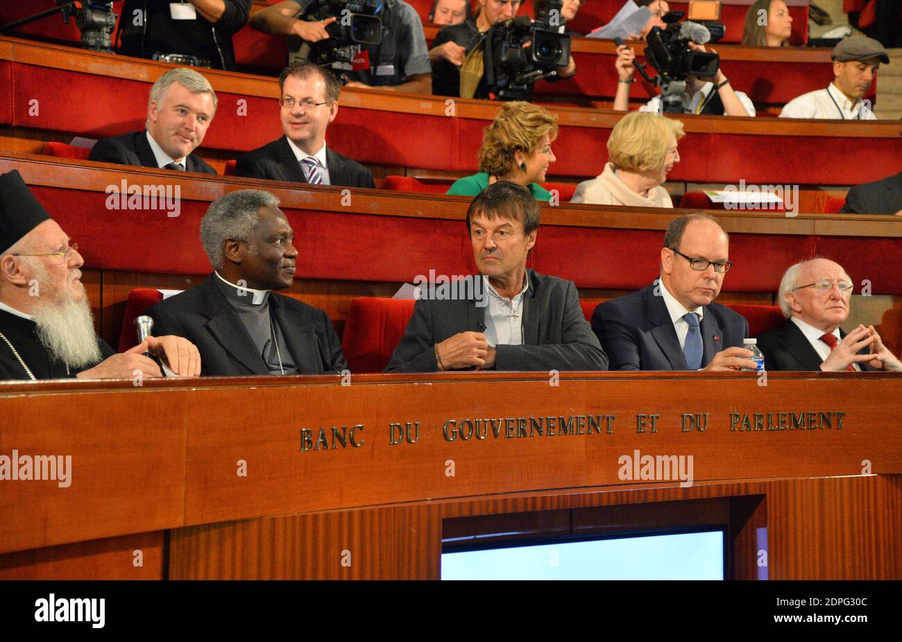 (L-R) Ökumenischer Patriarch von Konstantinopel, Bartholomaios I., Kardinal Ghanaer und Präsident des Päpstlichen Rates für Gerechtigkeit und Frieden, Peter Turkson, französischer Umweltaktivist und Sonderbeauftragter für den Schutz des Planeten, Nicolas Hulot, Prinz Albert II. Von Monaco und Präsident der Irischen Republik Michael Higgins während der Eröffnungssitzung des Weltgipfels des Klimagewissens, der am 21. Juli 2015 am Sitz des Wirtschafts-, Sozial- und Umweltrates (CESE) in Paris, Frankreich, stattfand. Der wegweisende Gipfel, der von der französischen Regierung ausgerichtet wird, bringt große Stockfoto